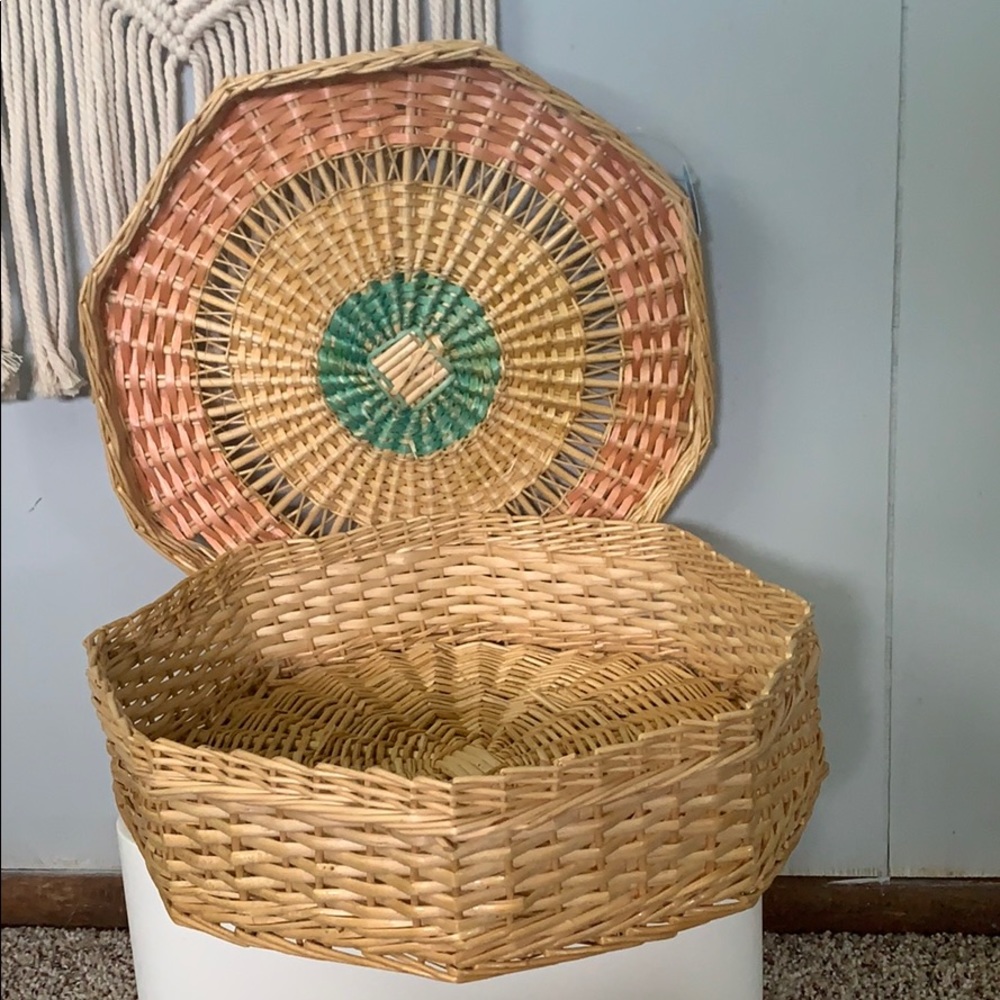 SUPER CUTE wicker basket w/lid! 😍😍